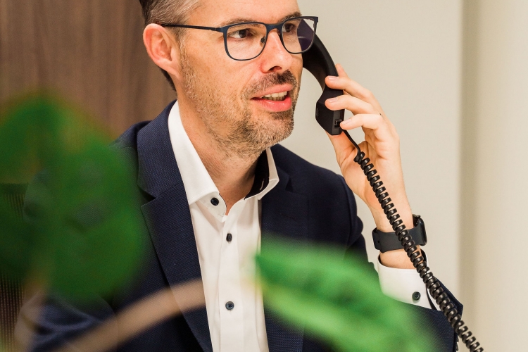 Aan het bellen